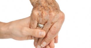 Hand mit Altersflecken auf weissem Grund