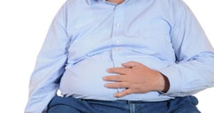 dicker Mann legt hand auf Bauch
